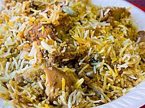 திருமண வீட்டிலும் பிரியாணி..
