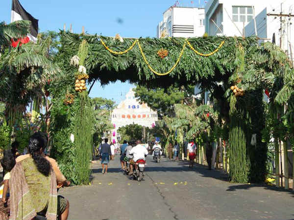 கொடிகள், தோரணங்கள், சாலைகள் காலி!