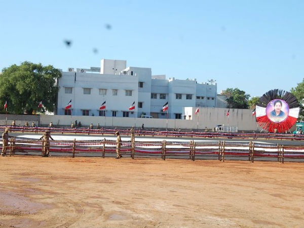 விளையாட்டு மைதானத்தில் ஹெலிபேட்