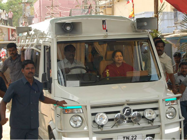 வேன் மூலம் பிரசாரம்