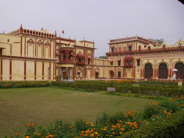 அரண்மனை வளாகத்தில் அடிதடி - துப்பாக்கிச் சூடு