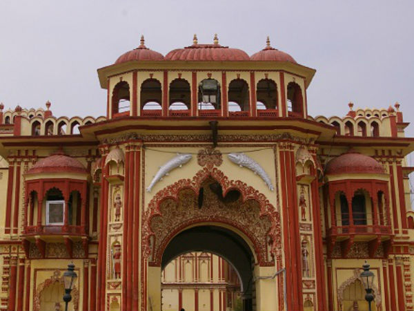 வீட்டுக்குள் ஓடிப் பதுங்கிய சஞ்சய் சிங்