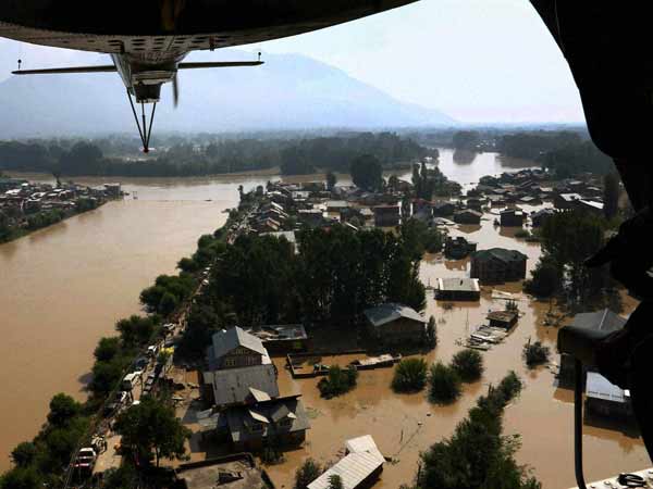 நிவாரண முகாம்களில் தஞ்சம்: