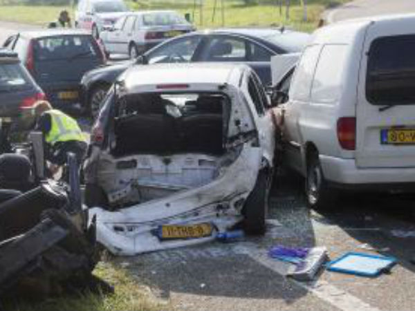 நொறுங்கிய 150 வாகனங்கள்: