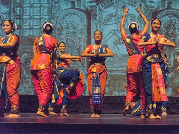 மேடையில் இரட்டை வேடம்