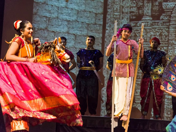 இரண்டு நகரிலும் ஒரே நடனக் குழுவினர்