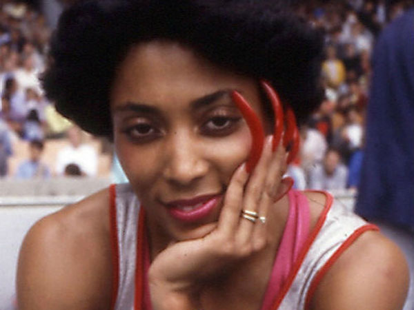 நீளமான நகங்களுடன் ஜாய்னர்