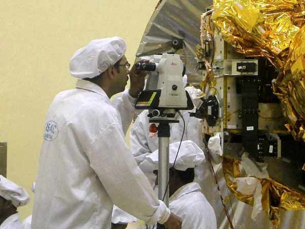 இத்தனைக்கும் இஸ்ரோவில் சம்பளம் கம்மி..!