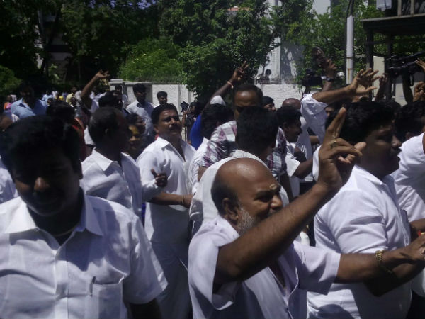 ADMK indulges in violence after DA case verdict