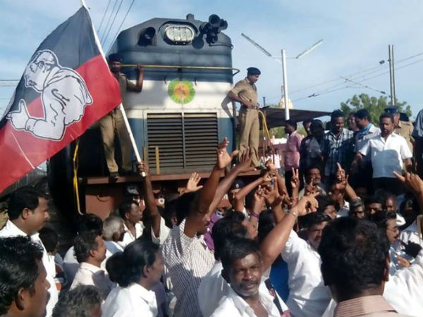 சாலைகளில் அதிமுகவினர் உலா