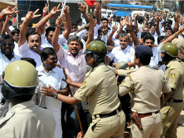 கர்நாடக போலீசுடன் மோதல்