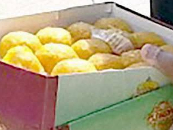 நம்பிக்கையில் இனிப்புகளும், பட்டாசும்