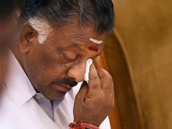 கண்ணீர் மல்க பதவியேற்ற அமைச்சர்கள்