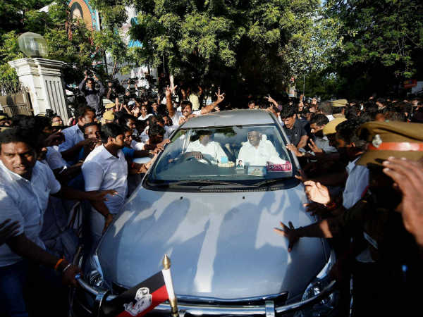 ஜெ. வரும் பாதை, கார் பார்க்கிங் .. தவிர்ப்பு