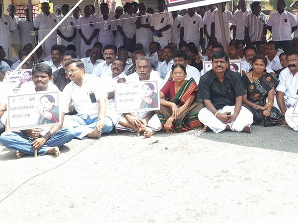 அதிமுகவினரின் போராட்டங்கள்