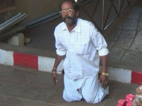 400 படிகளில் முட்டிக்கால் போட்டு ஏறிய தொண்டர்