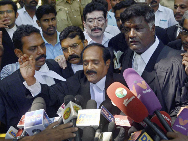 உயர்நீதிமன்ற வளாகத்திலேயே வக்கீல்கள் போராட்டம்