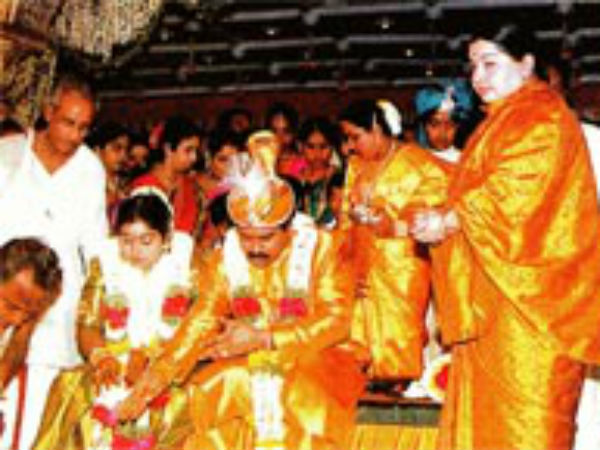 ஆடம்பரத் திருமணம்