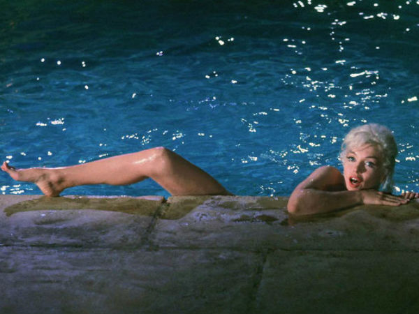 நீரோடு விளையாடும் மன்றோ