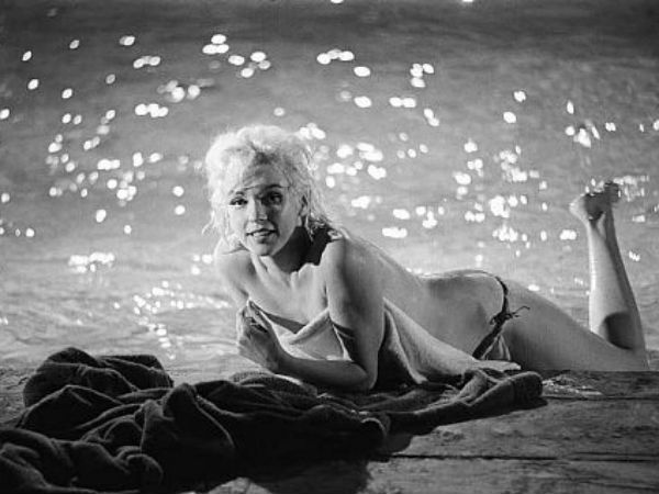 நிர்வாண மன்றோ