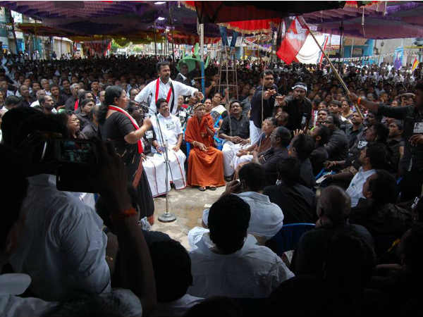 கிராமப்புற கலைஞர்களும் போராட்டம் கிராமப்புற கலைஞர்களும் போராட்டம்