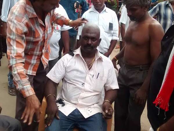 மொட்டை போட்டு துக்கம் அனுஷ்டிப்பு மொட்டை போட்டு துக்கம் அனுஷ்டிப்பு