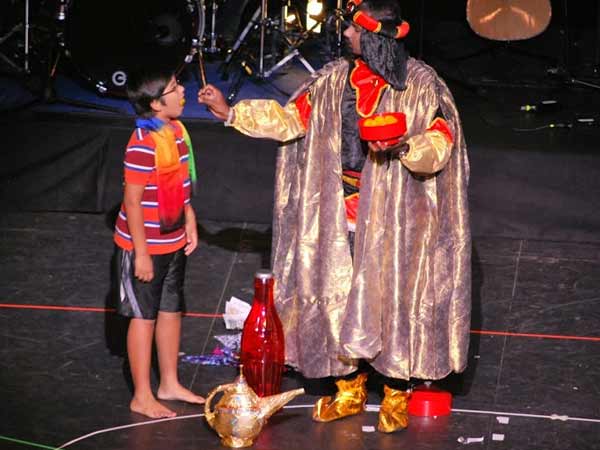 அற்புத விளக்கும் பூதம் ஜீனியும்