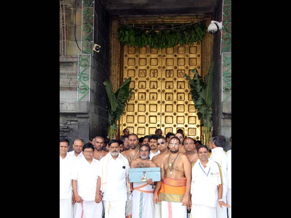 காத்திருந்த பக்தர்கள்