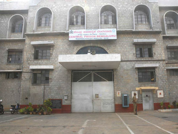 முன்னாள் அமைச்சர்கள் வருகை