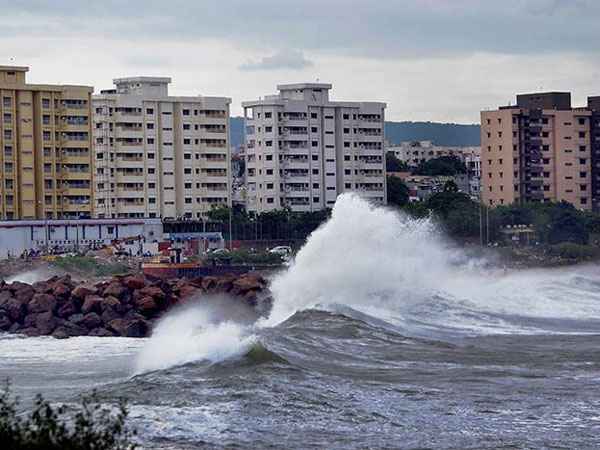 Cyclone Hudhud hits Vizag