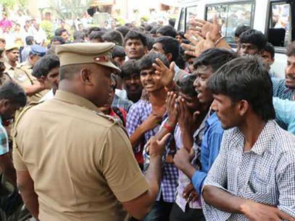 மாணவிகள் முற்றுகை