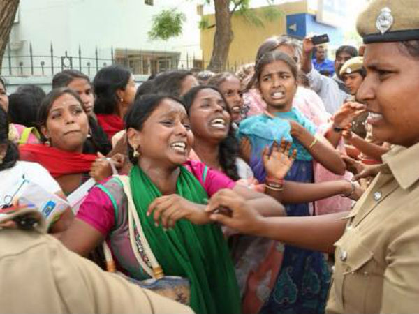 மாணவிகள் கைது