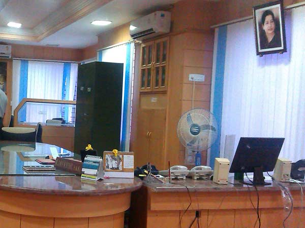 ஜெயலலிதா படம் தொடர்கிறது