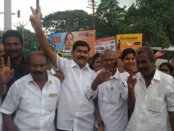 AIADMK men throng in ti poes garden