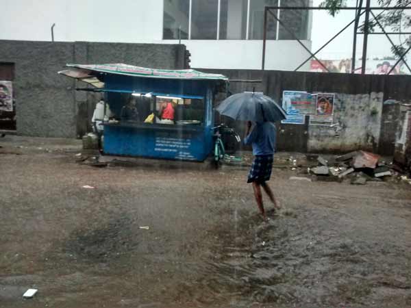 எங்கு பார்த்தாலும் வெள்ளம் - அதிகாரிகளைக் காணோம்