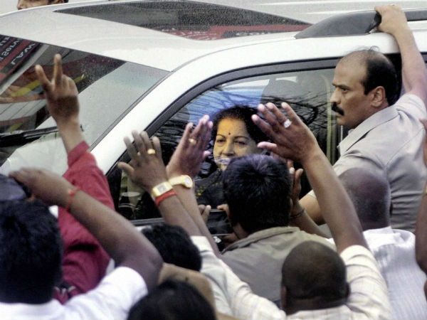 சின்னப் புன்னகை மட்டும்