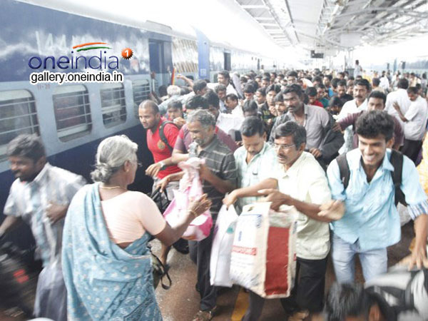 ரிசர்வ்ட் பெட்டிகளிலும் எமக் கூட்டம் ரிசர்வ்ட் பெட்டிகளிலும் எமக் கூட்டம்