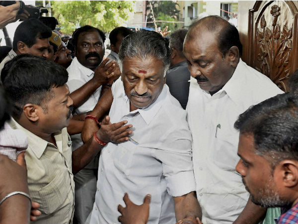 அமைதியான நதியினிலே ஓடம்...