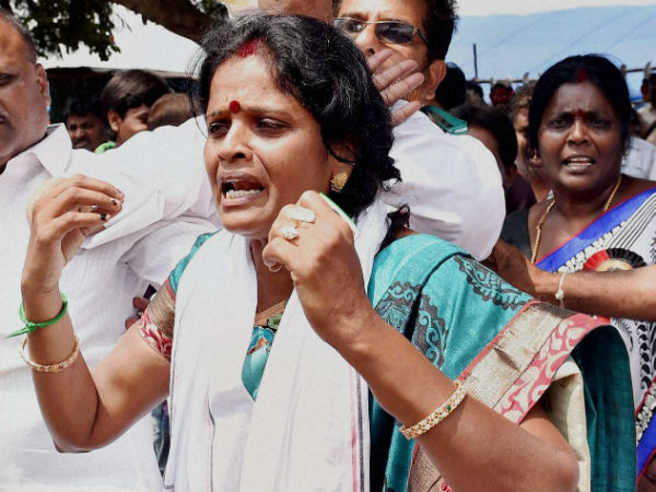 சேலை டீபால்ட்!
