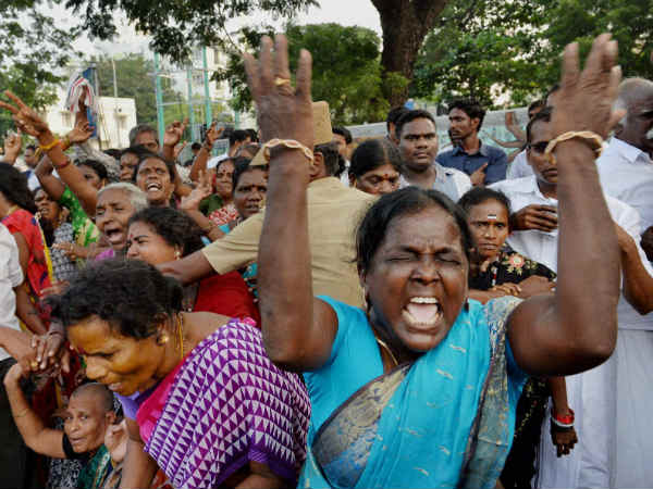 கூலிக்கு மனு கொடுக்க ஒரு கும்பல்