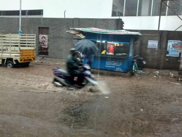 சுரங்கப்பாதையில் நீர் சுரங்கப்பாதையில் நீர்