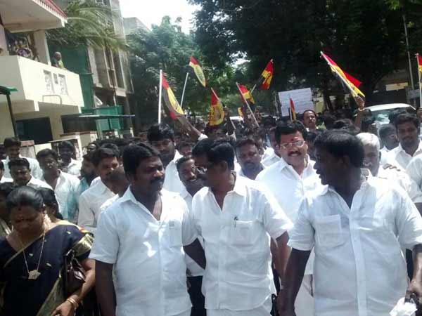 விஜயகாந்த் தலைமையில்