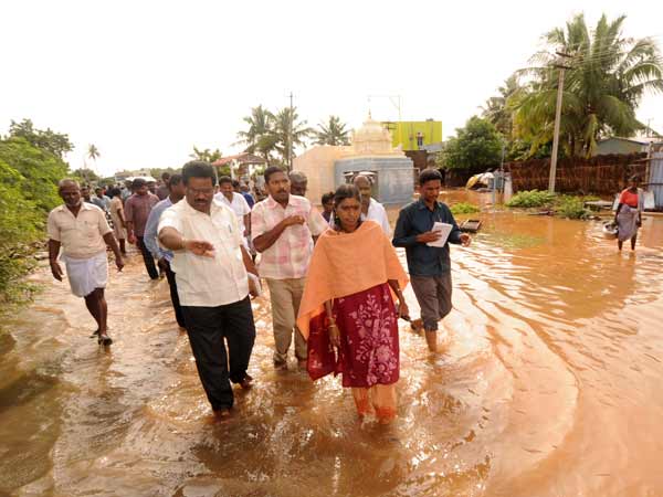 ஊருக்குள் புகுந்த வெள்ளம்