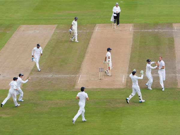 பரிதாபமாக பார்த்த மக்கள் மத்தியில்