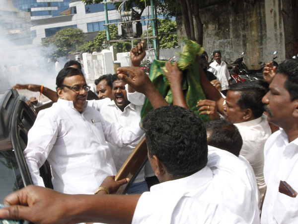 காத்திருந்த தலைவர்கள்