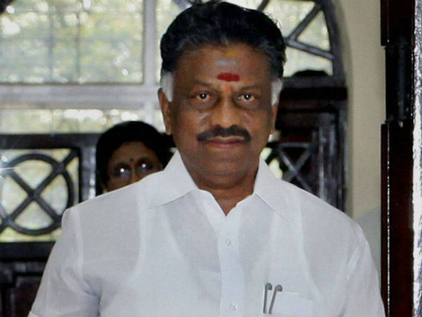 கூட்ட நெரிசலில் பிக்பாக்கெட் அடிக்கும் பேர்வழி