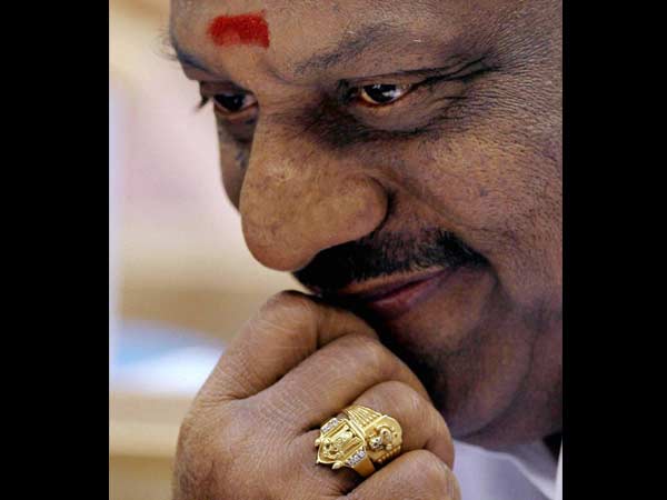 வழக்குகளைப் பதிவு செய்தது அதிமுக அரசு