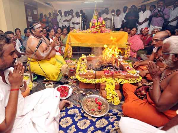 மொட்டை போட்டால்.. மீசை எடுத்தால்