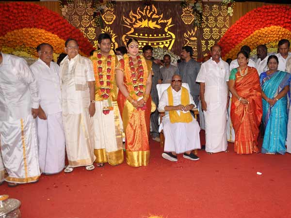 கை குலுக்கல்கள்.. புன்சிரிப்புகள்