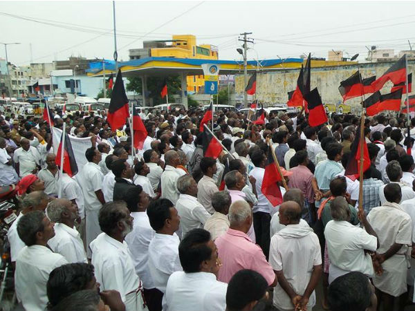DMK holds protest in the State against Aavin milk hike
